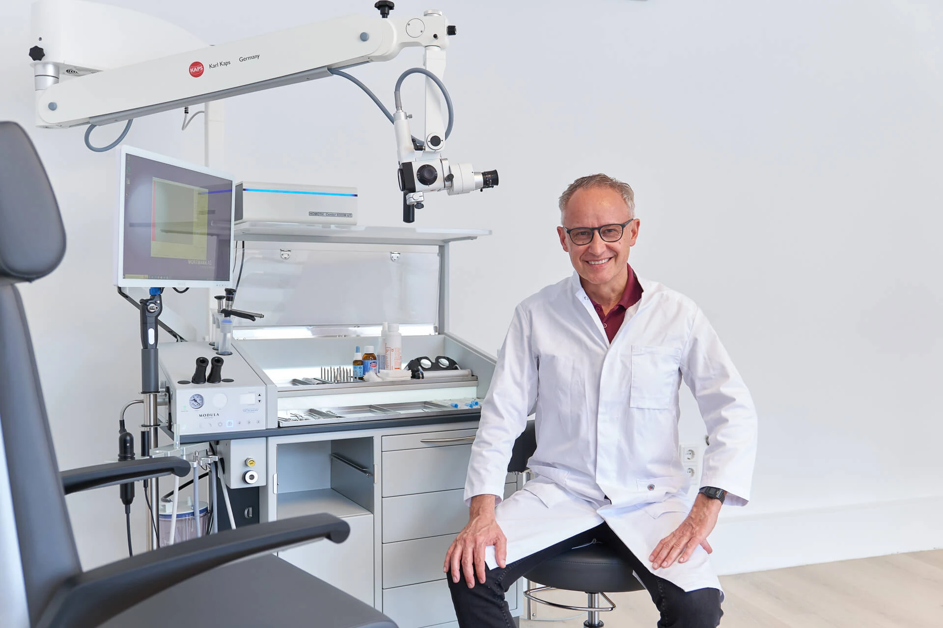 Sitzendes Portrait von Prof. Dr. Martin Stieve im Behandlungsraum in seiner HNO Privatpraxis in Hamburg